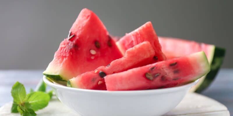 Arbuusi lõigud kausis