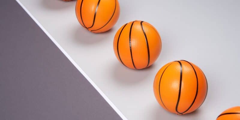 Oranzid korvpallid reas hallil väljakul