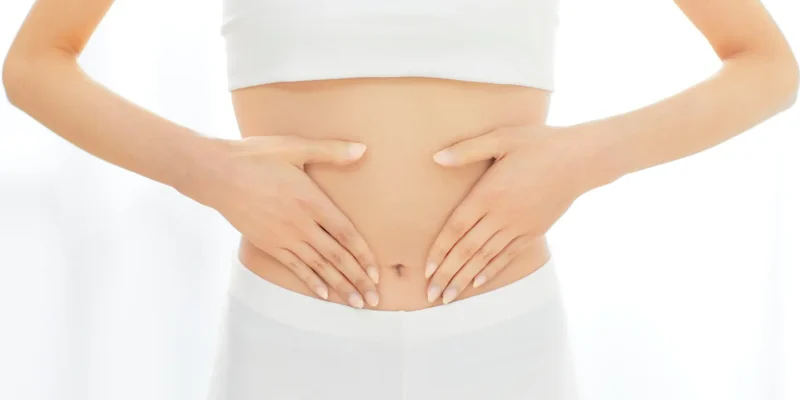 Naine, käed kõhul, mikrobioom